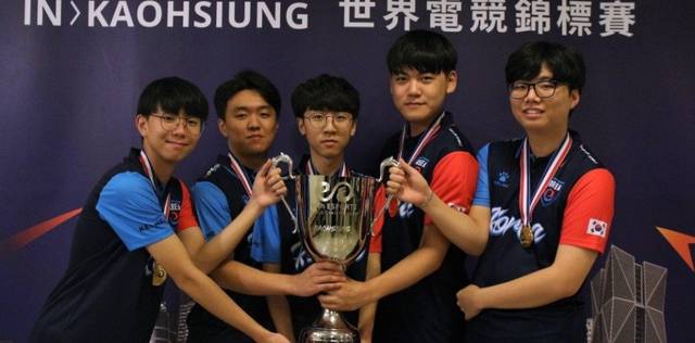 球迷们不仅 球迷们不仅